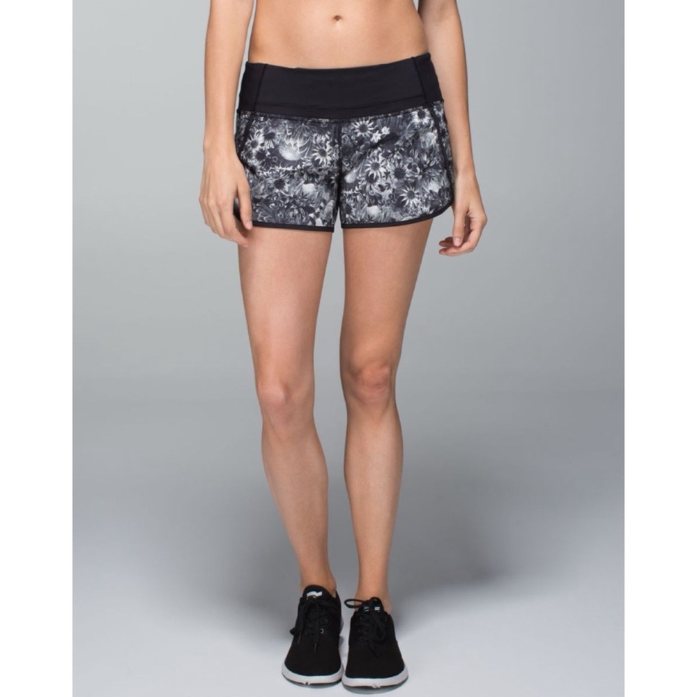 Lululemon Run Times Short Flowabunga black angel wing/black 10 - Picture 2 of 12